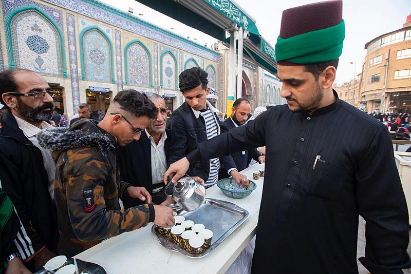 هذا ما يقدّمه السادةُ الخدم للزائرين في ذكرى شهادة جدّتهم الزهراء (عليها السلام)