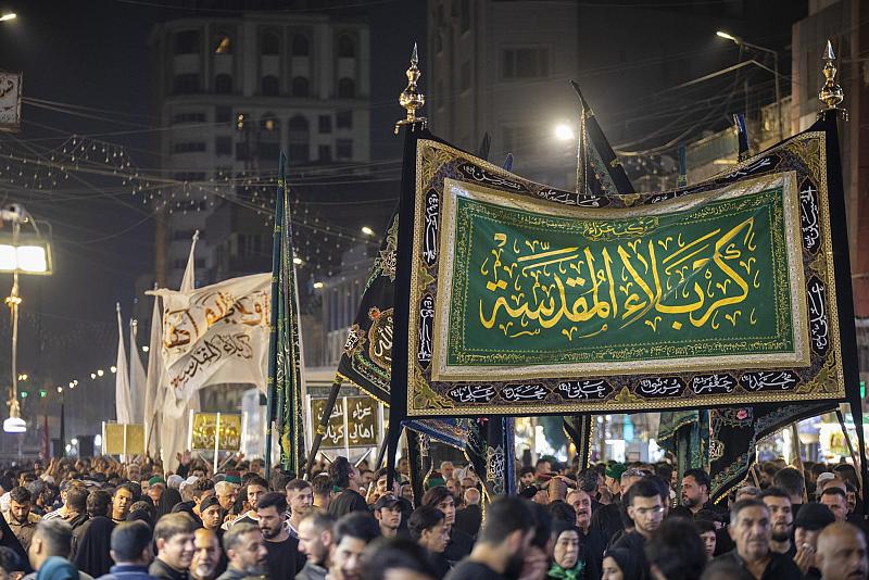 موكب أهالي كربلاء يحيي ذكرى شهادة الإمام الجواد (عليه السلام) في الكاظمية