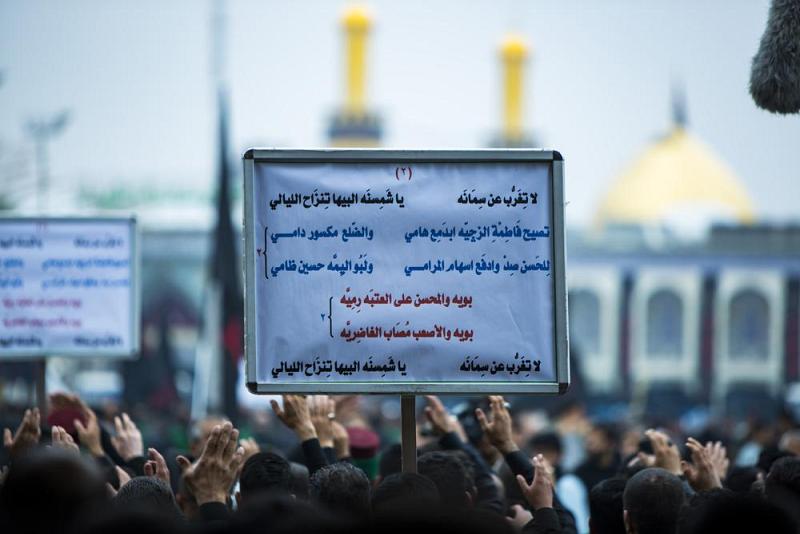 بموكبٍ عزائيٍّ موحّد: خَدَمَةُ العتبتَيْن المقدّستَيْن الحسينيّة والعبّاسية يعزّون سيّدَ الشهداء وأخاه أبا الفضل بذكرى استشهاد النبيّ المصطفى (عليه وعليهم أفضل الصلاة والسلام)