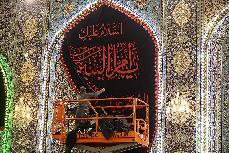 قسم رعاية الصحن يشرع برفع معالم الحزن عن مرقد أبي الفضل العباس (عليه السلام)