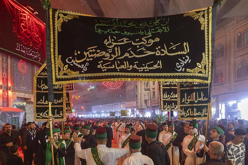بمشاركة الأمين العام للعتبة العبّاسية المقدّسة.. موكب عزاء السادة الخدم يحيي ليلة العاشر من المحرم
