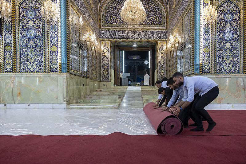 استعدادًا لشهر المحرم.. فرش مرقد أبي الفضل العباس (عليه السلام) بـ 10 آلاف متر مربع من السجاد الأحمر
