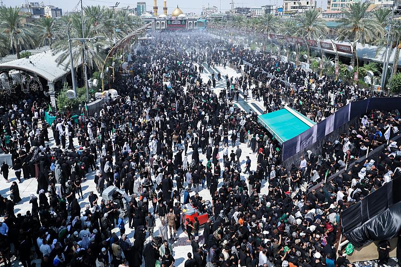 بالصور.. جموع الزائرين تحيي مراسم زيارة الأربعين