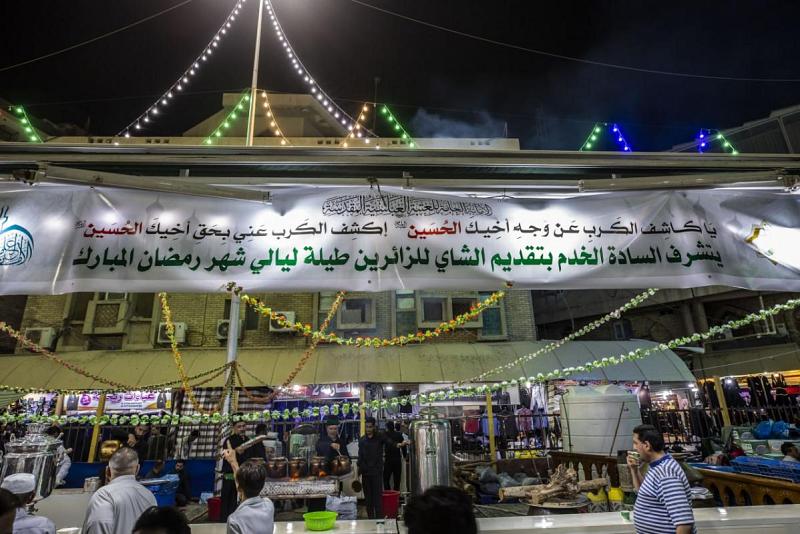 استمراراً للموروث الكربلائيّ: السادةُ الخدم يوزّعون الشاي جوار مرقد أبي الفضل العبّاس على الزائرين...