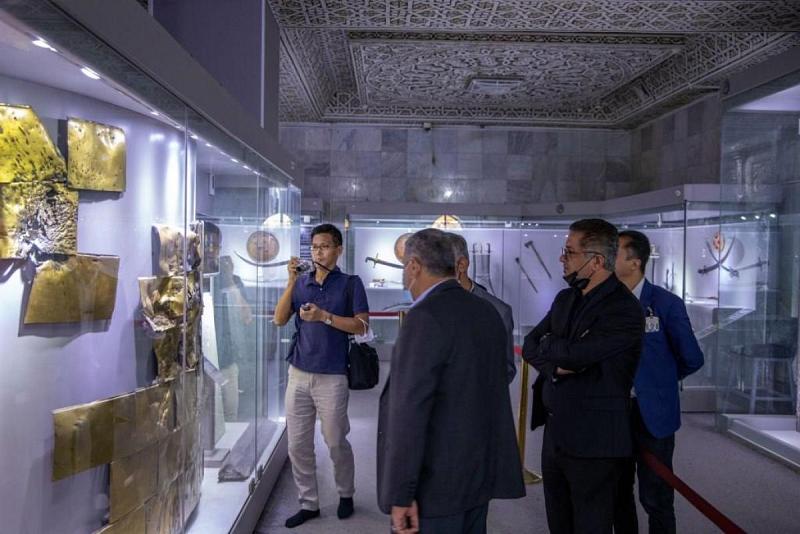 صحفيّ يابانيّ يزور متحف الكفيل ويُبدي إعجابه بالنفائس المعروضة