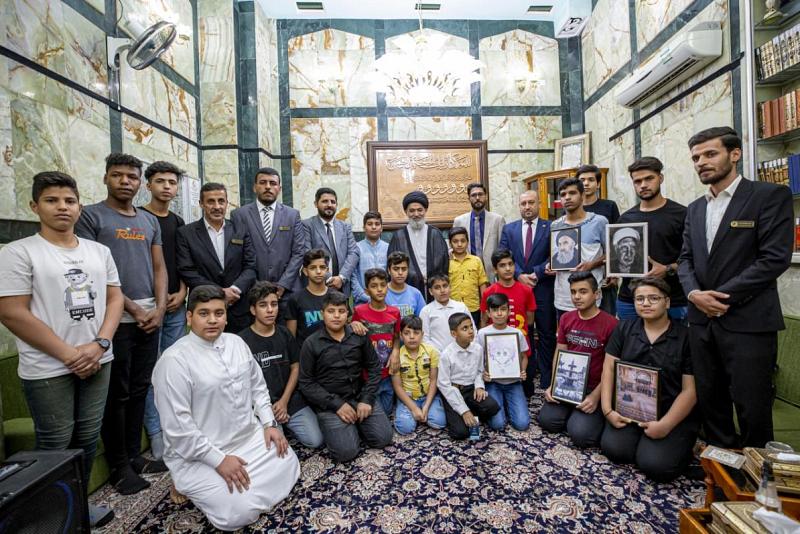 السيّدُ الصافي يلتقي بمجموعةٍ من الأيتام الموهوبين ويحثُّهُم على تنمية مواهبهم وتطويرها
