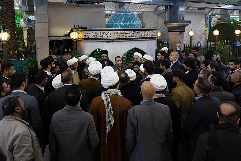 المشاركون في فعاليات المؤتمر الدولي يزورون قبر السيد المجاهد بمنطقة بين الحرمين الشريفين