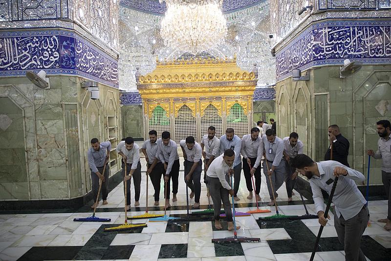 ملاكات العتبة العباسية تنهي أعمال غسل وفرش حرم مرقد أبي الفضل العباس (عليه السلام) وصحنه