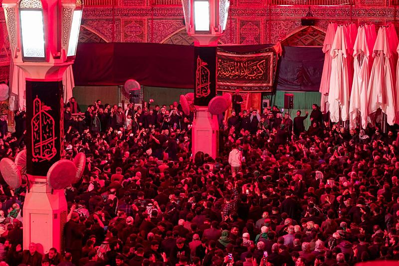 موكب أهالي كربلاء يحيي ذكرى شهادة الإمام علي (عليه السلام) عند مرقده الطاهر