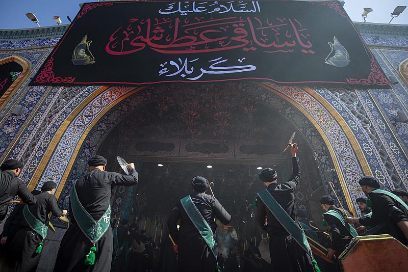 في اليوم الرابع من المحرم.. الشوارع المؤدية إلى الحرمين الشريفين تكتظ بمواكب العزاء الكربلائية