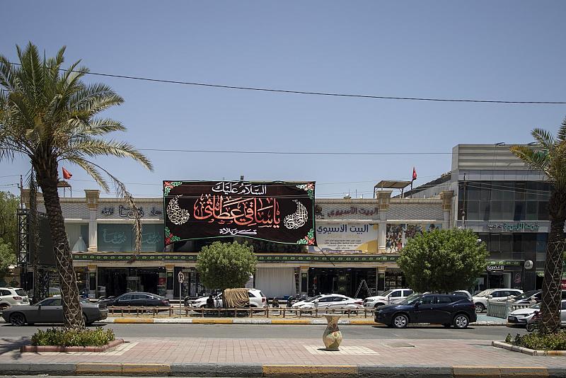 العتبة العباسية المقدسة تطلق حملة لنشر السواد ولافتات الحزن في شوارع كربلاء