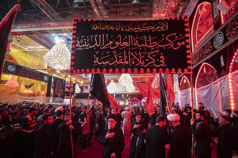 طلبةُ العلوم الدينيّة في كربلاء المقدّسة يُحيون ليلة العاشر من المحرّم