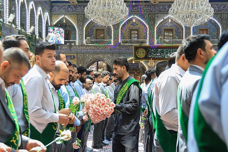 قسم رعاية الصّحن يقدّم الحلوى والورود للزّائرين بحلول عيد الغدير