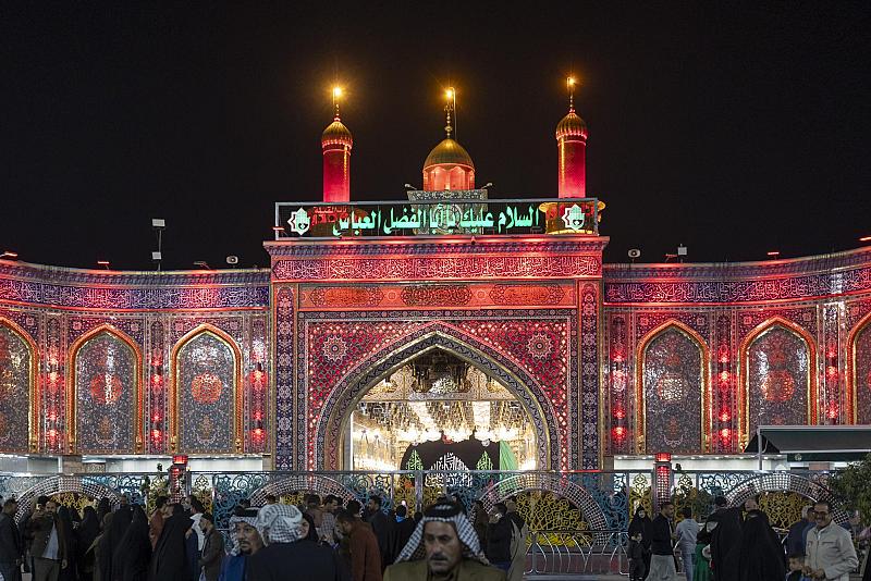 جموع الزائرين تحيي ليلة الجمعة عند المرقدين الطاهرين