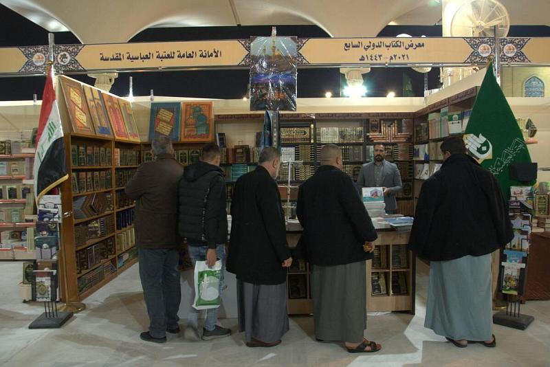 إصداراتُ العتبة العبّاسية المقدّسة محطّ اهتمام زائري الإمامَيْن الكاظمَيْن (عليهما السلام)