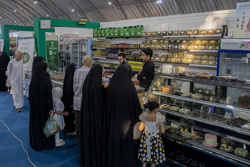 منتجات زراعية وصناعية متنوعة تُعرض بجناح العتبة العباسية في معرض النجف للتسوق