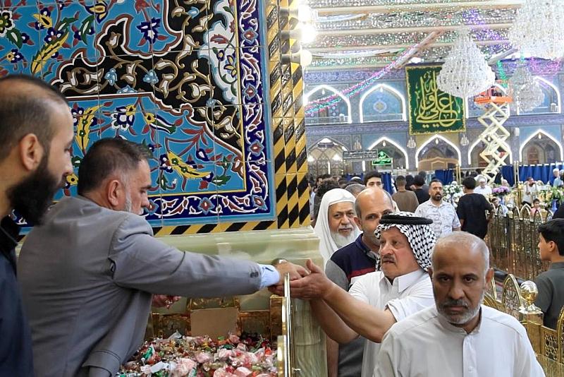بمناسبة عيد الغدير.. تقديم الحلوى والورود لزائري مرقد أبي الفضل العباس (عليه السلام)