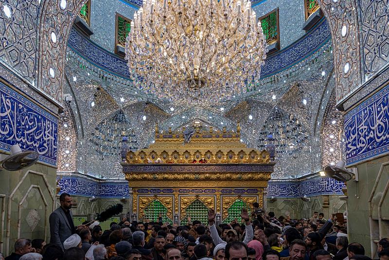 الزائرون يحيون ليلة الجمعة عند مرقد أبي الفضل العباس (عليه السلام)