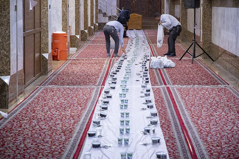 العتبة العباسية المقدسة تقيم مأدبة إفطارٍ لعددٍ من عوائل الشهداء في كربلاء
