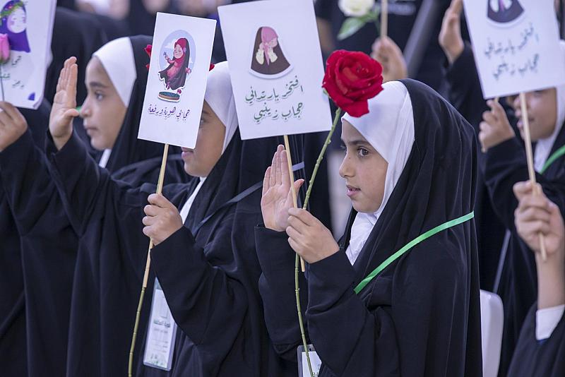 أكثر من (300) طالبة يرددن عهد التكليف الشرعي في عين التمر