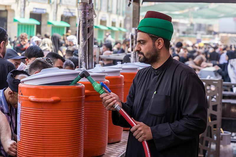 عبر موكبها الخدمي.. شعبة السادة الخدم تقدم خدماتها لزائري الأربعين في الحادي عشر من صفر