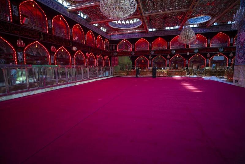  10 آلاف مترٍ مربّع من السجّاد الأحمر تكسو أرضيّة صحن مرقد أبي الفضل العبّاس (عليه السلام)