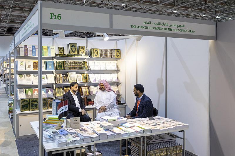 المجمع العلمي يستعرض إصداراته في التحقيق القرآني بمعرض الشارقة الدولي للكتاب