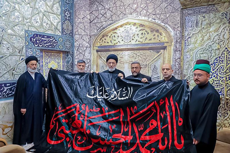 وفد العتبة العباسية المقدسة يسلّم راية الإمام الحسن (عليه السلام) إلى إدارة مرقد السيدة المعصومة (عليها السلام)