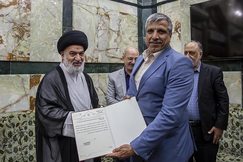 السيد الصافي يكرّم رئيس قسم الترجمة في جمعية العميد العلمية والفكرية