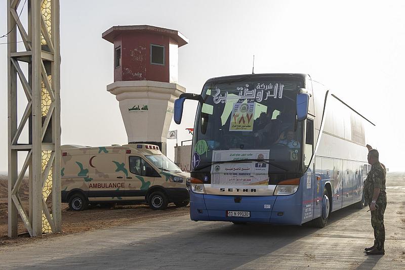 عبر الطريق البري.. فرقة العباس (عليه السلام) تنفذ خطتها الأمنية واللوجستية لتأمين قوافل الحجاج
