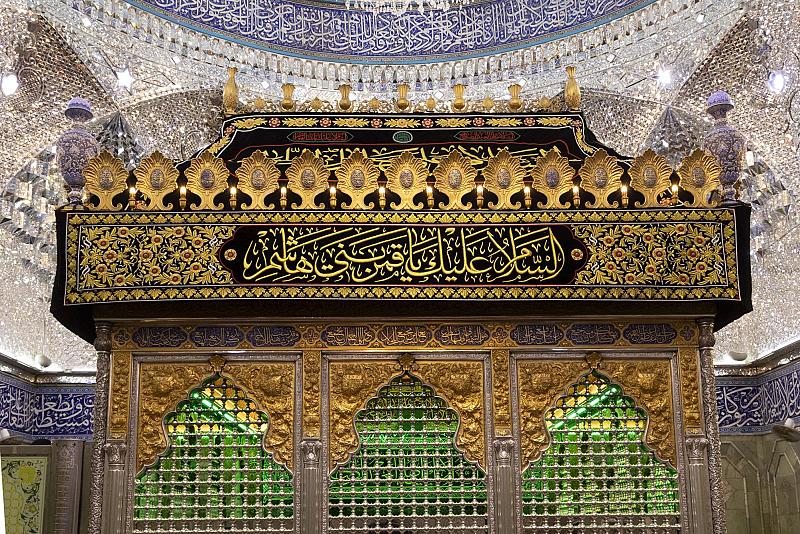 العتبة العباسية المقدسة تستبدل الكسوة المباركة للخاتم الشريف داخل شباك مرقد أبي الفضل العباس (عليه السلام)