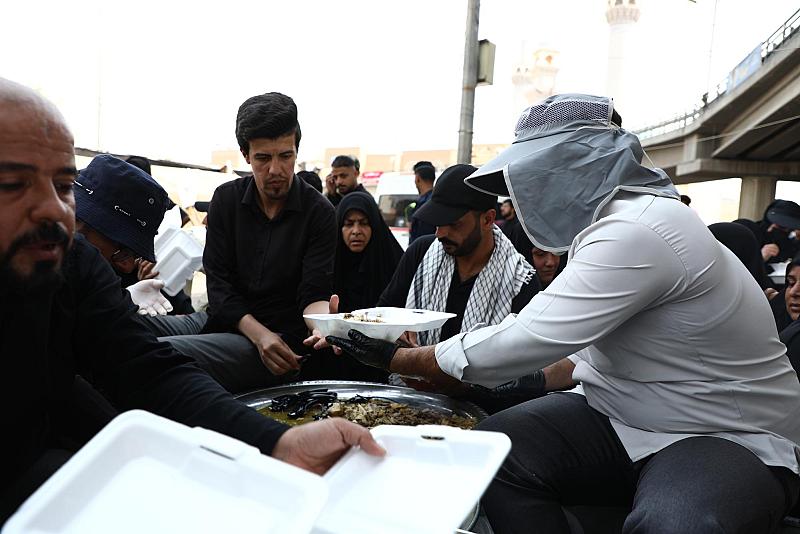 عَبرَ موكب سقاء عاشوراء.. قسم الشؤون الفكرية يقدم خدماته للزائرين بذكرى شهادة النبي الأكرم (صلى الله عليه وآله)