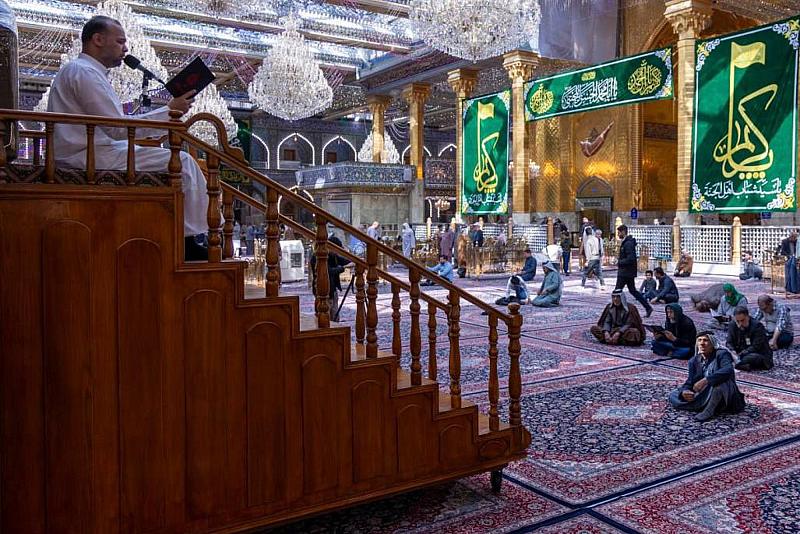 الزائرون يؤدّون مراسم قراءة دعاء الندبة عند مرقد أبي الفضل العبّاس (عليه السلام)