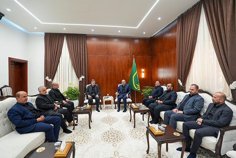 وفد العتبة العباسية المقدسة يسلّم راية عزاء شهادة  الإمام الحسن (عليه السلام) للعتبة العسكرية المقدسة