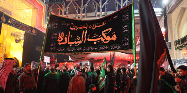 مواكب السادة الخدم تدخل صحن أبي الفضل العباس عليه السلام إحياءاً لليلة عاشوراء 