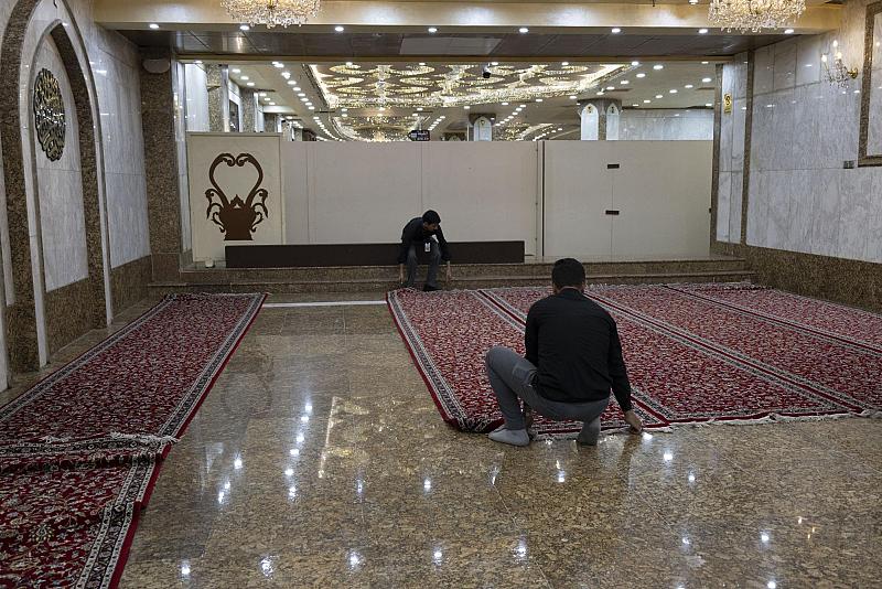 ملاكات قسم الشؤون الخدمية تنجز أعمال غسل سرداب الإمام الحسن (عليه السلام) وفرشه
