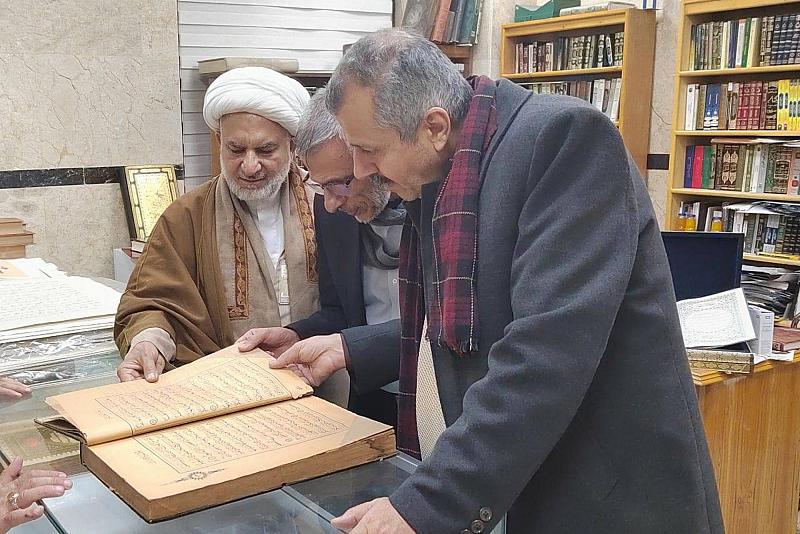 وفد كبار أساتذة خط النسخ يشيد بجهود المجمع العلمي في أرشفة المصاحف وحفظها