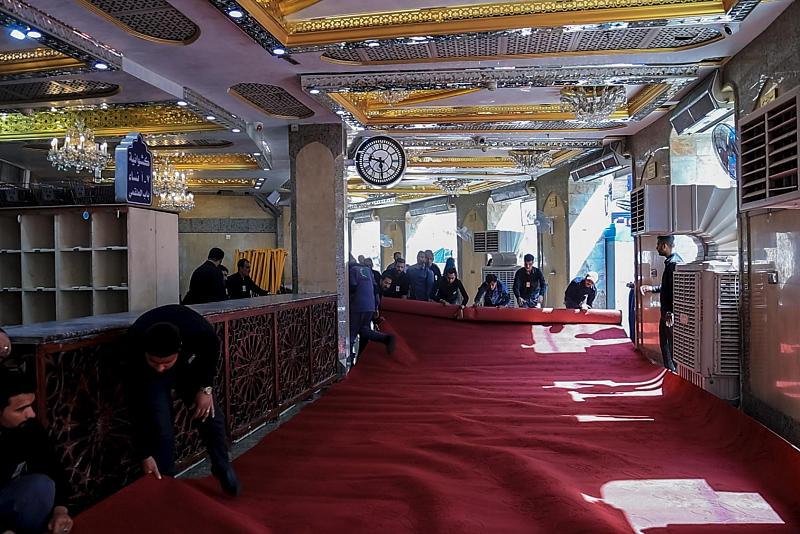 قسم الشؤون الخدمية ينهي أعمال فرش المنطقة المحيطة بصحن مرقد أبي الفضل العباس (عليه السلام) بالسجاد الأحمر