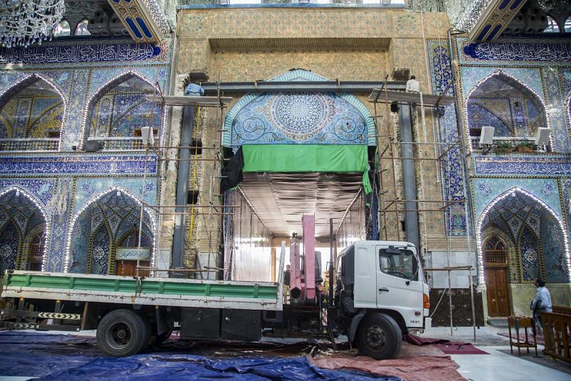 بالصّور: تواصلُ العمل بتقوية وتوسيع وإكساء بوّابة قبلة مرقد أبي الفضل العبّاس (عليه السلام) من الجهة المطلّة على صحنه الطاهر