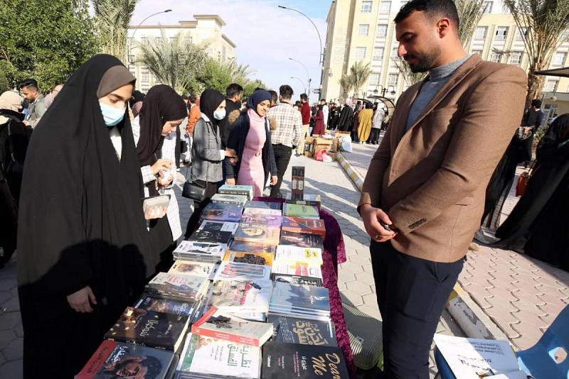 طلبةُ جامعة الكفيل ينظّمون سوقاً خيريّاً لدعم مؤسّسة العين