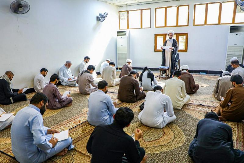 طلبةُ العلوم الدينيّة في النجف الأشرف يُجرون اختباراتهم القرآنيّة