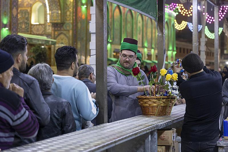 عبر موكب خدمي.. شعبة السادة الخدم تحيي ذكرى ولادة أمير المؤمنين (عليه السلام)