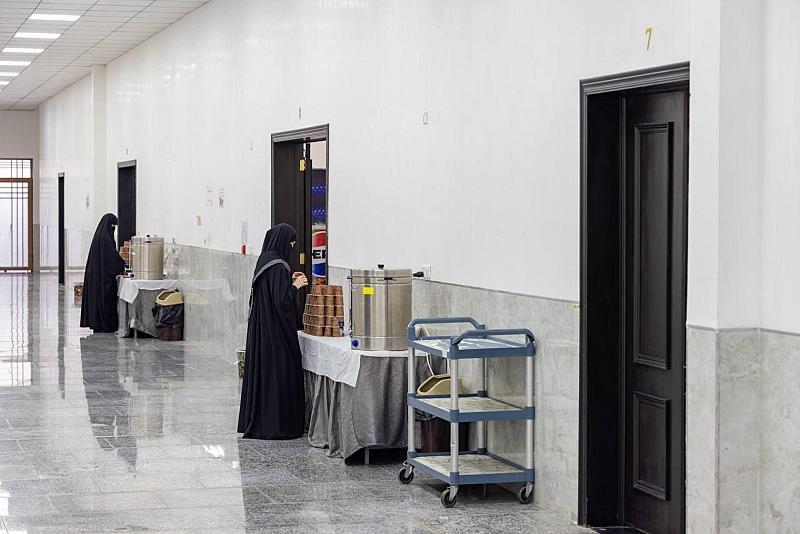 قسم المضيف يقدّم خدماته للوفود المشاركة في حفل تخرج بنات الكفيل التاسع