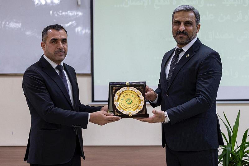 تكريم المشاركين في مؤتمر جامعة العميد الدولي الثالث للعلوم الطبّية في يومه الأول