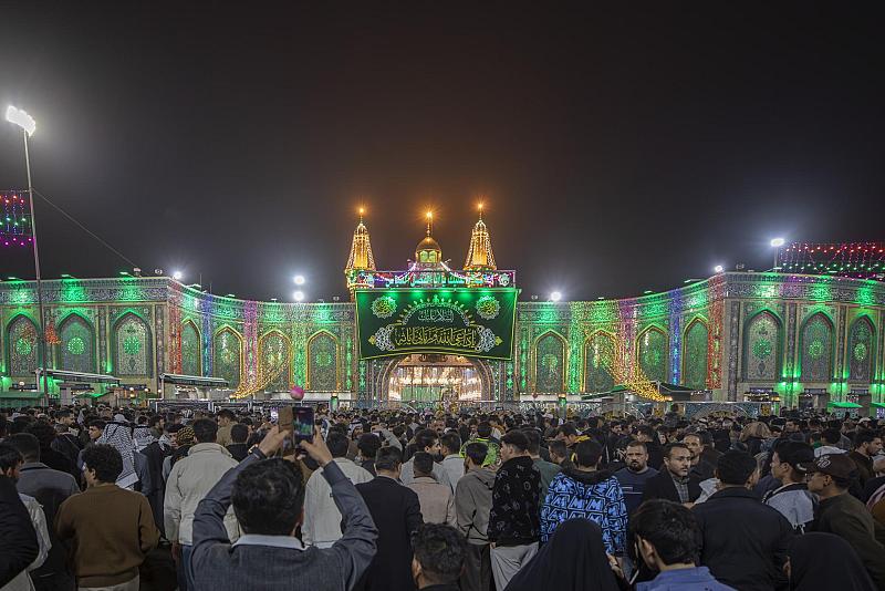 جموع الزائرين تحيي ليلة النصف من شعبان وذكرى ولادة الإمام المهدي (عجّل الله فرجه) في كربلاء