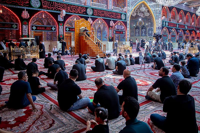 الزائرون يؤدون مراسم قراءة دعاء الندبة عند مرقد أبي الفضل العباس (عليه السلام)