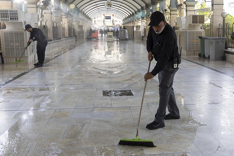ضمن خطته الخدمية في شهر المحرّم.. قسم بين الحرمين يهيّئ مسقفات الساحة الوسطية لاستقبال الزائرين