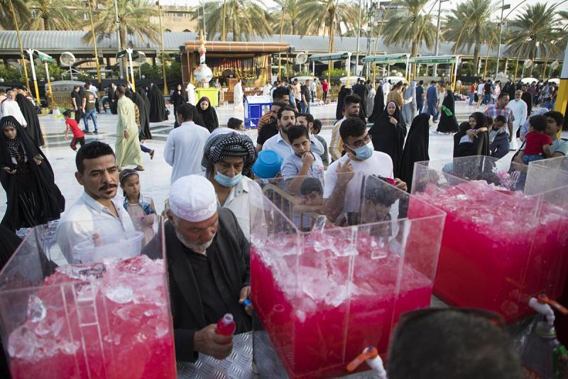عصائر ومياه تروي ظمأ الصائمين في ساحة ما بين الحرمين الشريفين