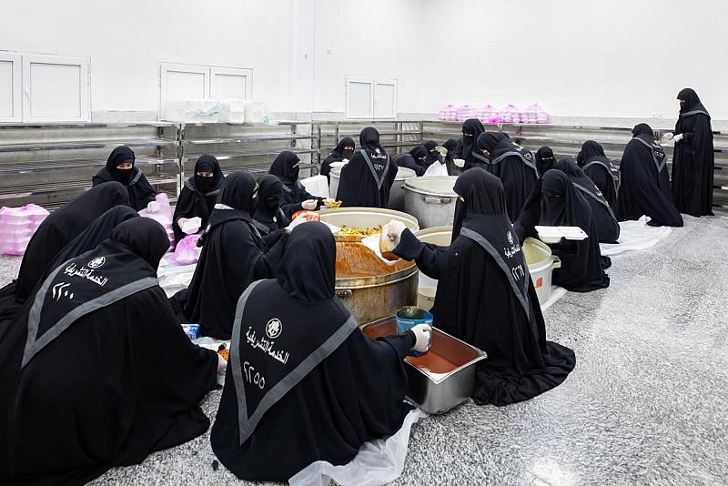 القسم النسوي في مجمع أبي الفضل العباس (عليه السلام) يقدم خدماته لزائرات الأربعين