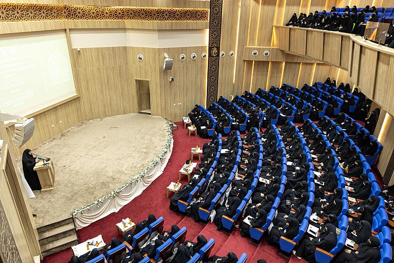 العتبة العباسية تكرّم (250) طالبة جامعية مرتدية العباءة الزينبية